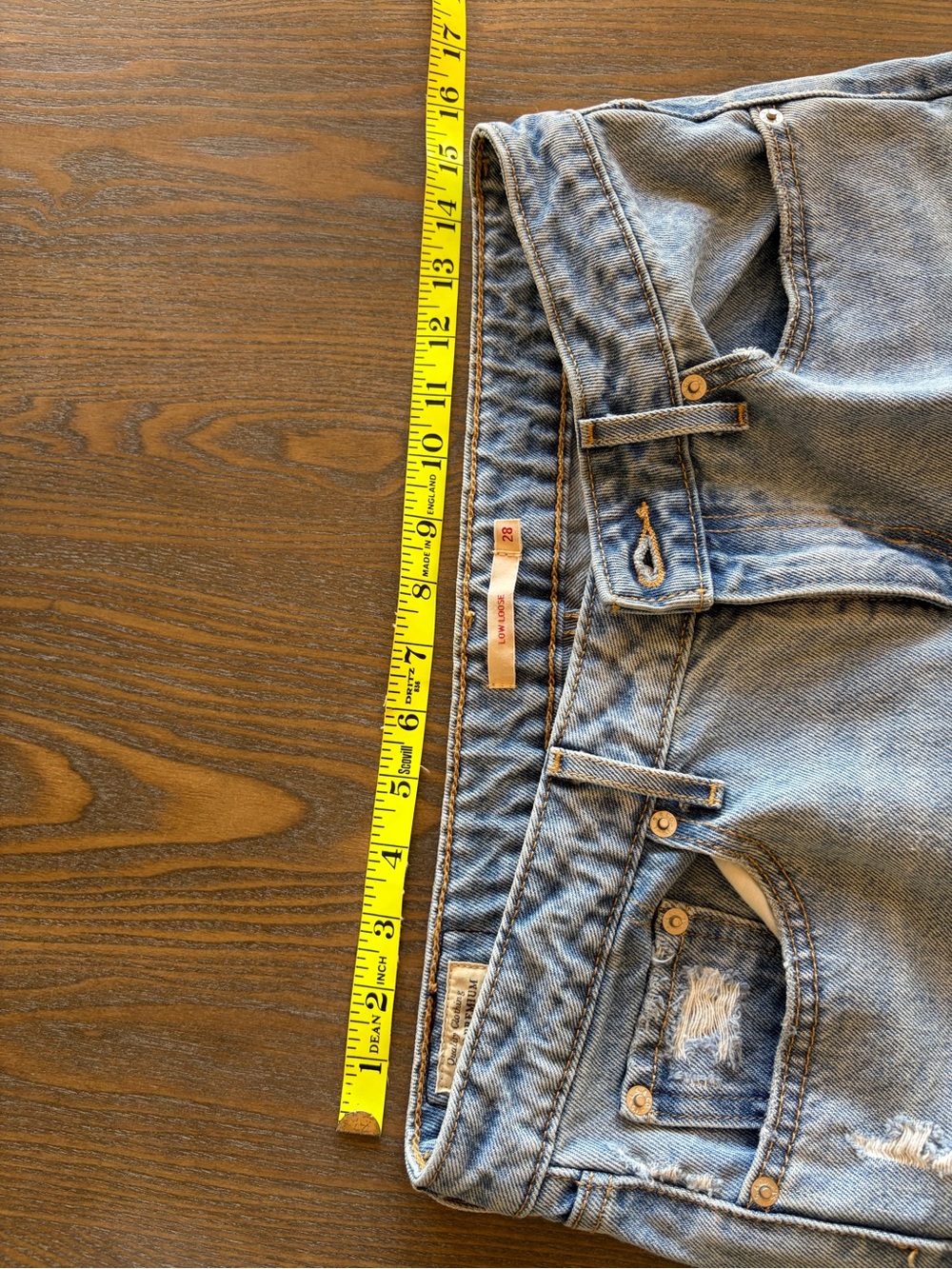 Levi’s Low Loose Distressed Wide Leg Jeans Women’s Size 28 Light Wash Denim - Picture 6 of 7